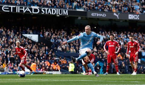 Erling Haaland dari Manchester City mencetak gol pertama mereka dari titik penalti pada pertandingan Piala FA antara Manchester City vs Liverpool di Stadion Etihad, Manchester, Inggris, Sabtu (4/4/2026). Foto: Jason Cairnduff/REUTERS