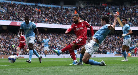Mohamed Salah dari Liverpool beraksi dengan Abdukodir Khusanov dari Manchester City saat ia menembak ke gawang pada pertandingan Piala FA antara Manchester City vs Liverpool di Stadion Etihad, Manchester, Inggris, Sabtu (4/4/2026). Foto: Phil Noble/REUTERS