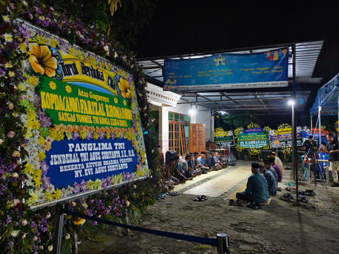 Suasana rumah duka Kopral Dua (Kopda) anumerta Farizal Rhomadhon di Ledok, Kalurahan Sidorejo, Kapanewon Lendah, Kabupaten Kulon Progo, Sabtu (4/4/2026) malam. Foto: Arfiansyah Panji Purnandaru/kumparan