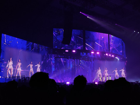 Aespa saat konser "SYNK: aeXIS LINE" di ICE BSD, Tangerang, pada Sabtu (4/4/2026). Foto: Salsha Okta Fairuz/kumparan