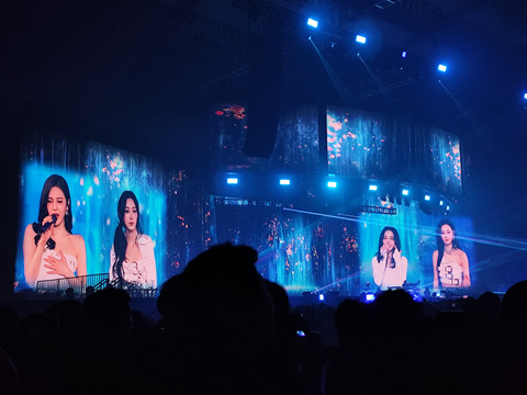 Aespa saat konser "SYNK: aeXIS LINE" di ICE BSD, Tangerang, pada Sabtu (4/4/2026). Foto: Salsha Okta Fairuz/kumparan