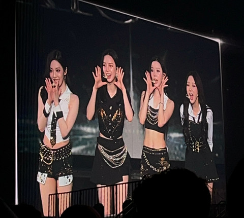 Aespa saat konser "SYNK: aeXIS LINE" di ICE BSD, Tangerang, pada Sabtu (4/4/2026). Foto: Salsha Okta Fairuz/kumparan
