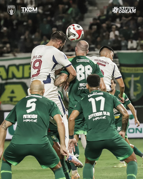 Persebaya Surabaya vs Persita Tangerang dalam laga pekan ke-26 Super League 2025/26 di Stadion Gelora Bung Tomo, Sabtu (4/4/2026). Foto: Instagram/ @persita.official