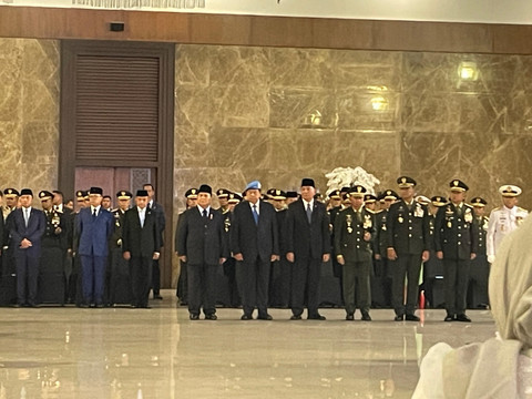 Presiden ke-6 RI, Susilo Bambang Yusdhoyono (SBY) menghadiri persemayaman jenazah tiga prajurit Satgas UNIFIL yang tewas di Lebanon, di Bandara Soetta pada Sabtu (4/4/2026). Foto: Dok. Istimewa