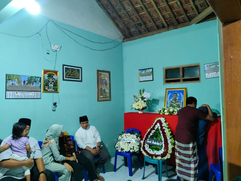 Jenazah Kopral Dua (Kopda) anumerta Farizal Rhomadhon tiba di rumah duka di Ledok, Kalurahan Sidorejo, Kapanewon Lendah, Kabupaten Kulon Progo, Sabtu (4/4/2026). Foto: Arfiansyah Panji Purnandaru/kumparan