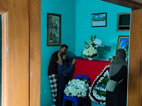 Jenazah Kopral Dua (Kopda) anumerta Farizal Rhomadhon tiba di rumah duka di Ledok, Kalurahan Sidorejo, Kapanewon Lendah, Kabupaten Kulon Progo, Sabtu (4/4/2026). Foto: Arfiansyah Panji Purnandaru/kumparan