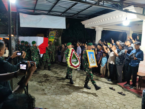 Jenazah Kopral Dua (Kopda) anumerta Farizal Rhomadhon tiba di rumah duka di Ledok, Kalurahan Sidorejo, Kapanewon Lendah, Kabupaten Kulon Progo, Sabtu (4/4/2026). Foto: Arfiansyah Panji Purnandaru/kumparan