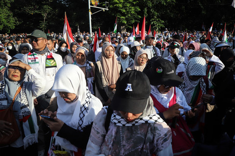 Sejumlah masyarakat mengikuti acara "Berjuta Doa untuk Syuhada" di depan Kedutaan Besar Amerika Serikat, Jakarta, Minggu (5/4/2026). Foto: Iqbal Firdaus/kumparan