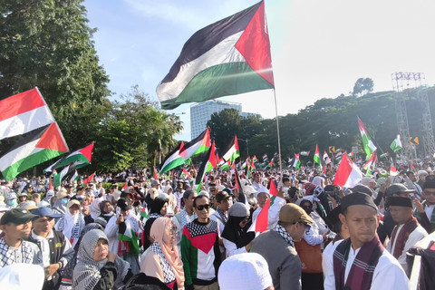 Massa aksi bela Palestina di depan Kedubes Amerika, Jakarta Pusat, Minggu (5/4/2026). Foto: Zamachsyari/kumparan