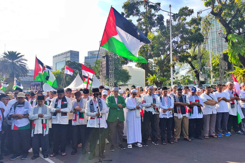 Massa aksi bela Palestina menggelar salat gaib untuk Prajurit TNI yang gugur di depan Kedubes Amerika, Jakarta Pusat, Minggu (5/4/2026). Foto: Zamachsyari/kumparan