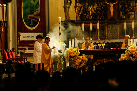Uskup Agung Jakarta Kardinal Iqnatius Suharyo (kiri) memimpin Misa Hari Raya Paskah Pontifikal di Gereja Katedral, Jakarta, Minggu (5/4/2026). Foto: Asprilla Dwi Adha/ANTARA FOTO