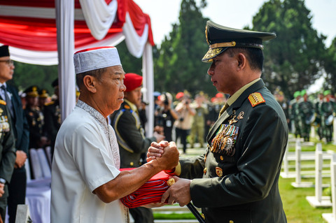 Panglima TNI Jenderal Agus Subiyanto (kanan) memberikan bendera Merah Putih kepada ayah Mayor Infanteri (Anm) Zulmi Aditya Iskandar, Iskandarudin (kiri) saat pemakaman di Taman Makam Pahlawan (TMP) Cikutra, Bandung, Jawa Barat, Minggu (5/4/2026). Foto: Raisan Al Farisi/ANTARA FOTO