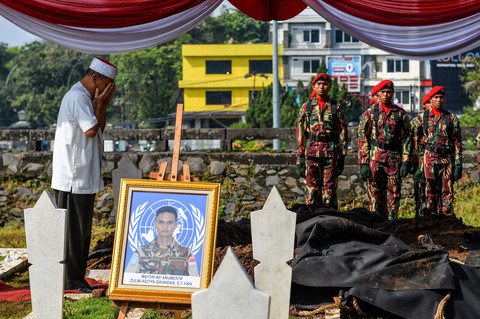 Ayah dari Mayor Infanteri (Anm) Zulmi Aditya Iskandar, Iskandarudin (kiri) menangis saat upacara pemakaman di Taman Makam Pahlawan (TMP) Cikutra, Bandung, Jawa Barat, Minggu (5/4/2026). Foto: Raisan Al Farisi/ANTARA FOTO