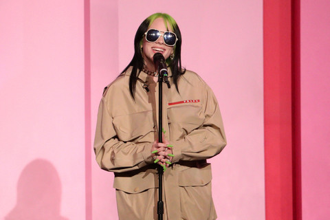 Billie Eilish menerima Penghargaan Billboard Women In Music 2019, yang dipersembahkan oleh YouTube Music di Los Angeles, California,  pada 12 Desember 2019. Foto: Rich Fury/Getty Images for Billboard/AFP