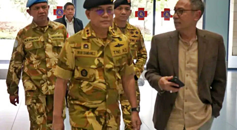 Komandan PMPP TNI Mayjen TNI Iwan Bambang Setiawan, S.I.P. melaksanakan kunjungan kepada prajurit Satgas Yonmek TNI Konga XXIII-S yang menjadi korban insiden UNIFIL dan tengah menjalani perawatan di RS Saint George, Beirut, Lebanon, Sabtu (4/4/2026). Foto: @pmpp.tni/Instagram