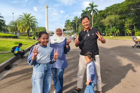 Salah satu keluarga yang menghabiskan waktu terakhir long weekend Paskah di Monas, Jakarta Pusat, Minggu (5/4/2026). Foto: Jeni Ritanti/kumparan