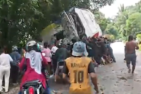 Kecelakaan bus Damri Sintang-Pontianak di Kabupaten Sanggau, Kalbar, Minggu (5/4/2026). Foto: Hipontianak