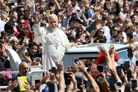 Paus Leo XIV melambaikan tangan di Lapangan Santo Petrus, Vatikan, Minggu (5/4/2026). Foto: Alberto PIZZOLI / AFP