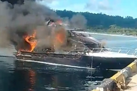 2 unit kapal cepat milik perusahaan kayu erbakar di Pelabuhan Falabisahaya, Kecamatan Mangoli Utara, Kabupaten Kepulauan Sula, Maluku Utara, Minggu (5/4/2026). Foto: Dok. Istimewa