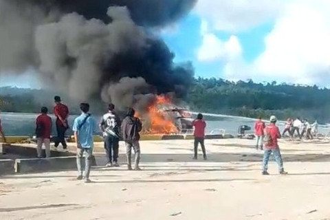 2 unit kapal cepat milik perusahaan kayu erbakar di Pelabuhan Falabisahaya, Kecamatan Mangoli Utara, Kabupaten Kepulauan Sula, Maluku Utara, Minggu (5/4/2026). Foto: Dok. Istimewa
