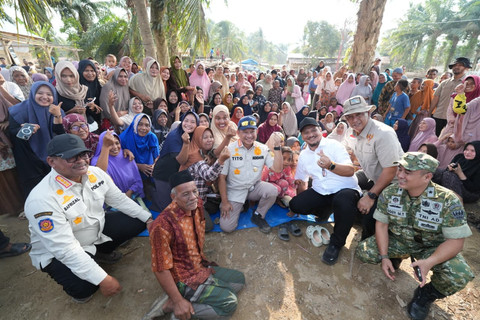 Mendagri Tito Karnavian bersama warga di lokasi bencana Desa Sekumur, Kecamatan Sekerak, Kabupaten Aceh Tamiang, Aceh. Foto: Dok. Istimewa