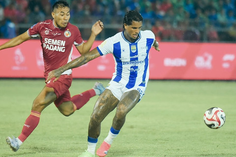 Persib Bandung melawan Semen Padang FC pada pertandingan Super League di Stadion Haji Agus Salim, Padang, Minggu (5/4/2026). Foto: Instagram/ @persib