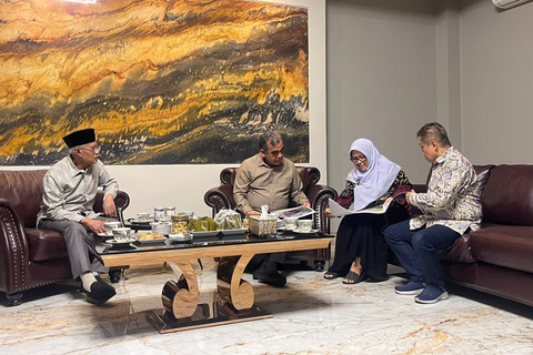 Ketua MPR Ahmad Muzani mengunjungi kediaman Ketum PP Muhammadiyah Haedar Nasir di Bantul, Daerah Istimewa Yogyakarta, Minggu (5/4/2026). Foto: Nasywa Athifah/kumparan
