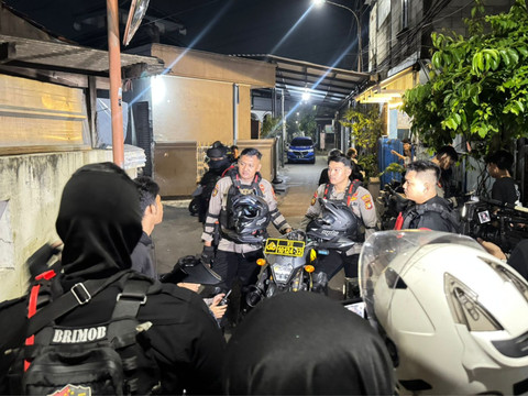 Brimob Polda Metro Jaya membubarkan remaja yang sedang pesta minuman keras di kawasan Condet, Jakarta Timur. Foto: Brimob Polda Metro Jaya