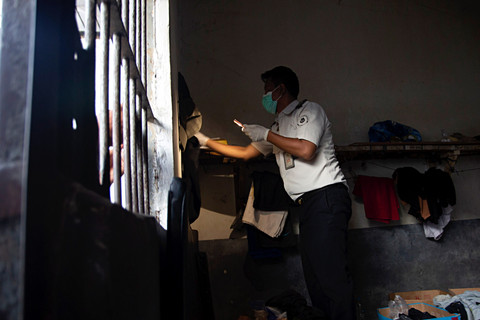 Petugas memeriksa kamar warga binaan pemasyarakatan (WBP) di Lapas Kelas IIB Indramayu, Jawa Barat, Senin (6/4/2026). Foto: Dedi Suwidiantoro/ANTARA FOTO