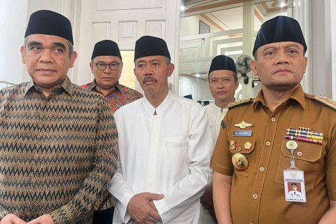 Ketua MPR Ahmad Muzani, Gubernur Jawa Tengah Ahmad Luthfi, dan Pemimpin Pesantren Darussalam Watucongol Gus Ali di Ponpes Darussalam Watucongol, Magelang, Jawa Tengah, Senin (6/4/2026). Foto: Nasywa Athifah/kumparan