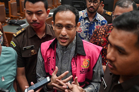 Terdakwa kasus dugaan korupsi pengadaan laptop Chromebook dalam program digitalisasi pendidikan di Kemendikbudristek Nadiem Makarim (tengah) memberi keterangan kepada wartawan usai sidang lanjutan di Pengadilan Tipikor, Jakarta, Senin (6/4/2026). Foto: Fakhri Hermansyah/ANTARA FOTO