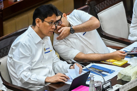Menteri Keuangan Purbaya Yudhi Sadewa (kiri) bersama Direktur Jenderal Strategi Ekonomi dan Fiskal Febrio Kacaribu (kanan) mengikuti rapat kerja bersama Komisi XI DPR di Kompleks Parlemen, Senayan, Jakarta, Senin (6/4/2026). Foto: Rivan Awal Lingga/ANTARA FOTO