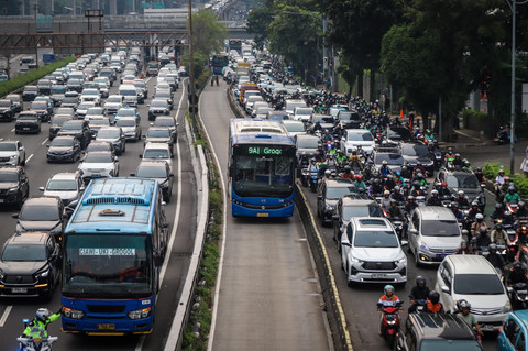 Kepadatan lalu lintas saat jam pulang keja di Jalan Jenderal Gatot Subroto dan Tol Dalam Kota, Jakarta, Senin (6/4/2026). Foto: Iqbal Firdaus/kumparan