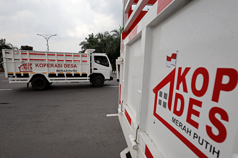 Petugas mengendarai truk Koperasi Desa/Kelurahan Merah Putih (KDKMP) saat pendistribusian di kawasan Monumen Simpang Lima Gumul, Kabupaten Kediri, Jawa Timur, Senin (6/4/2026). Foto: Prasetia Fauzani/ANTARA FOTO