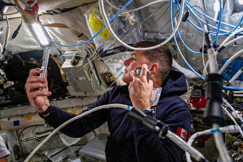 Spesialis misi NASA Artemis II dan astronot CSA (Badan Antariksa Kanada) Jeremy Hansen menikmati bercukur di dalam pesawat ruang angkasa Orion selama Hari Penerbangan ke-5 dan menjelang penerbangan lintas bulan kru pada 6 April 2026. Foto: NASA/Handout via REUTERS