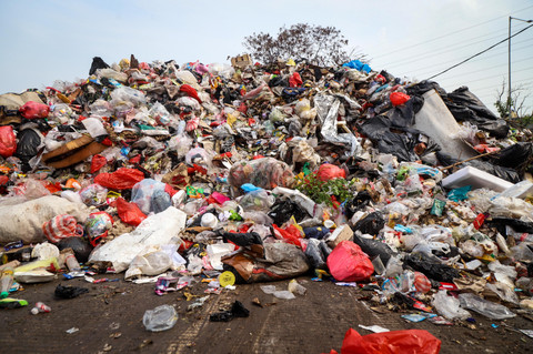 Tumpukan sampah terlihat menggunung di Tempat Penampungan Sementara (TPS) Waduk Cincin, Jalan Danau Bisma, Papanggo, Tanjung Priok, Jakarta Utara, Selasa (7/4/2026).  Foto: Iqbal Firdaus/kumparan