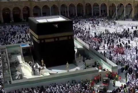 Pemeliharaan Ka'bah di Masjidil Haram jelang musim haji, Senin (6/4/2026). Foto: Youtube/@qurantvsa