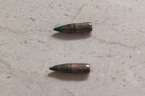 Peluru yang mengenai siswa SMP 33 Gresik yang diduga berasal dari latihan tembak TNI AL Korps Marinir di Lapangan Tembak Bumi Marinir Karangpilang, Surabaya. Foto: Dok. Istimewa