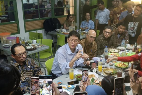 Menteri Purabaya bersama wartawan di Jakarta, Selasa (7/4/2026). Foto: Kemenkeu RI