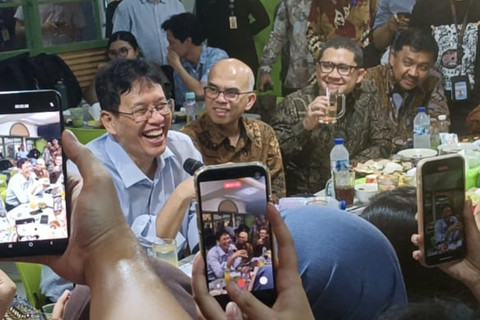 Menteri Purabaya bersama wartawan di Jakarta, Selasa (7/4/2026). Foto: Kemenkeu RI