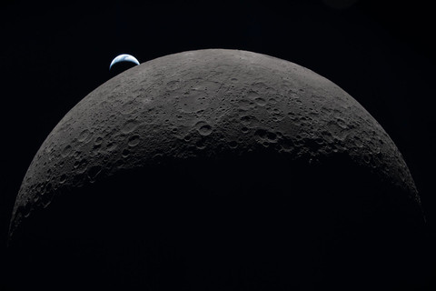 Momen awak misi Artemis II mengabadikan momen Bulan di luar angkasa. Foto: Dok. NASA