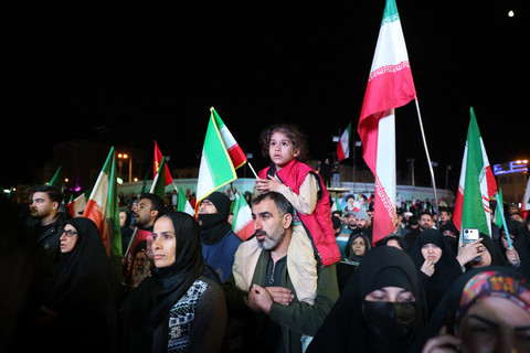 Warga berkumpul di Lapangan Enqelab, Teheran, Rabu (8/4/2026), menyusul pengumuman gencatan senjata antara Iran dan Amerika Serikat. Foto: STR / AFP