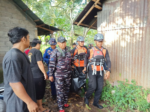 Proses evakuasi kakek dan cucu tewas terseret arus sungai di sungai Tukad Aye di Banjar Dinas Kanginan, Buleleng. Foto: Dok. Basarnas Bali