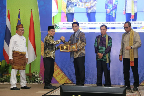 Wamendagri Akhmad Wiyagus membuka Seminar Internasional dan Upgrading Dai bertema "Ketahanan Pangan di Beranda Negara: Strategi Membangun Kedaulatan dari Daerah Perbatasan" di Aula Kantor Bupati Sambas, Kalimantan Barat, Selasa (7/4/2026). Foto: Dok. Kemendagri