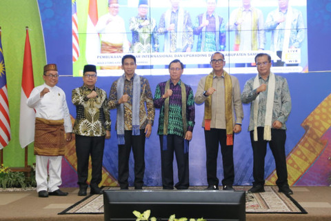 Wamendagri Akhmad Wiyagus membuka Seminar Internasional dan Upgrading Dai bertema "Ketahanan Pangan di Beranda Negara: Strategi Membangun Kedaulatan dari Daerah Perbatasan" di Aula Kantor Bupati Sambas, Kalimantan Barat, Selasa (7/4/2026). Foto: Dok. Kemendagri