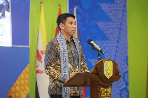 Wamendagri Akhmad Wiyagus membuka Seminar Internasional dan Upgrading Dai bertema "Ketahanan Pangan di Beranda Negara: Strategi Membangun Kedaulatan dari Daerah Perbatasan" di Aula Kantor Bupati Sambas, Kalimantan Barat, Selasa (7/4/2026). Foto: Dok. Kemendagri