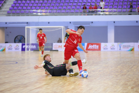 Pemain Timnas Futsal Indonesia, Yogi Saputra berusaha mendapatkan bola saat pertandingan Indonesia melawan Australia di ASEAN Futsal Championship 2026 di Thailand, Rabu (8/4/2026). Foto: Dok. FFI