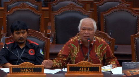 Mantan Kepala BAIS TNI Laksda TNI (Purn) Soleman B. Ponto jadi ahli di sidang gugatan UU TNI di MK. Foto: YouTube/Mahkamah Konstitusi RI