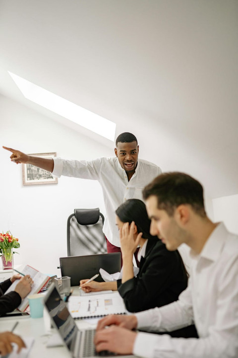 Ilustrasi pimpinan yang memberikan instruksi ke karyawan. Sumber Foto: Paxels