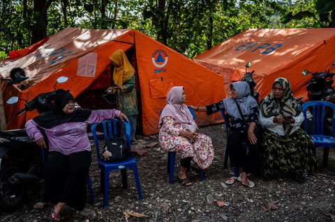 Pengungsi korban bencana geologi tanah bergerak berbincang di depan tenda darurat, Kelurahan Jangli, Tembalang, Semarang, Jawa Tengah, Rabu (8/4/2026). Foto: Aprillio Akbar/ANTARA FOTO